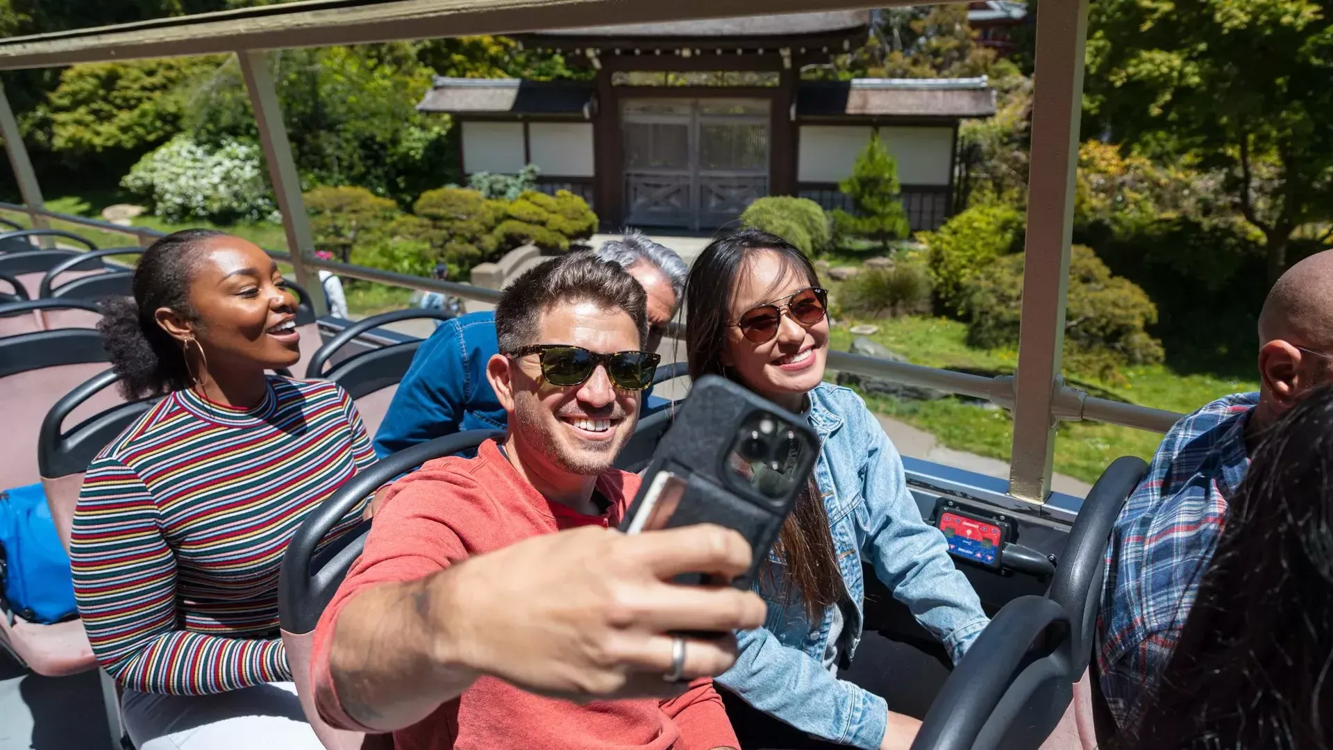 Homme prenant un selfie lors d’un Big Bus Tour