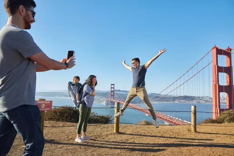 Un groupe prenant des photos au 金门大桥