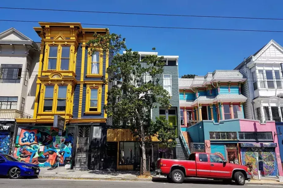 Vista degli edifici colorati su Haight Street con le auto parcheggiate lungo la strada. 加州贝博体彩app.