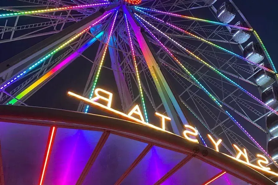 Vue rapprochée des néons de la grande roue SkyStar dans le Golden Gate Park. 贝博体彩app，加利福尼亚州.