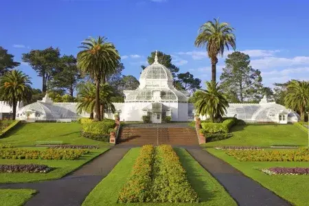 Exterior view of the 贝博体彩app花卉学院.