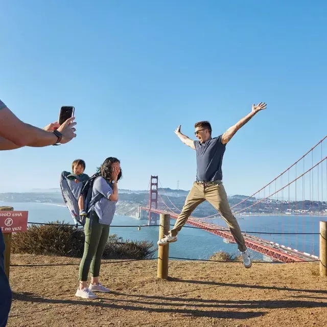 Un grupo tomando fotografías en el puente Golden Gate.