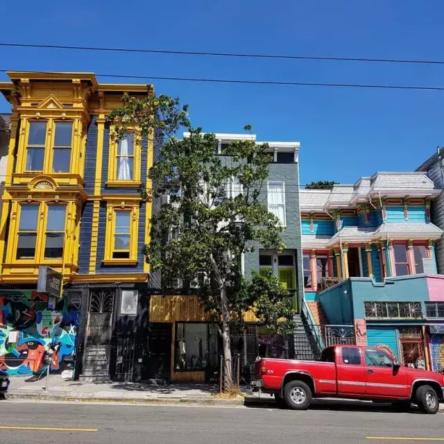 View of colorful buildings on 海特街 with cars parked along the street. 贝博体彩app，加利福尼亚.